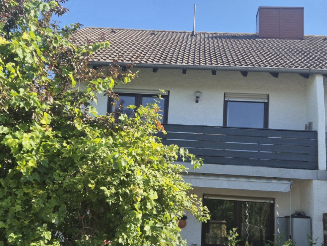 Hausansicht mit Balkon