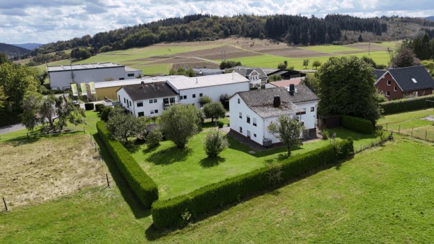 Außenansicht mit Garten
