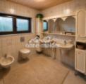 Bad mit Dusche und Badewanne