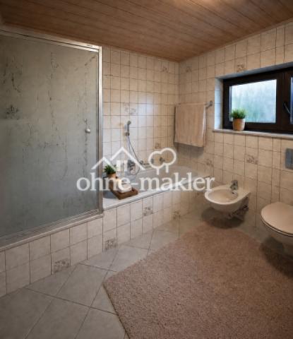 Bad mit Dusche und Badewanne
