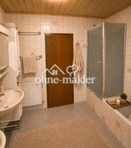Bad mit Dusche und Badewanne