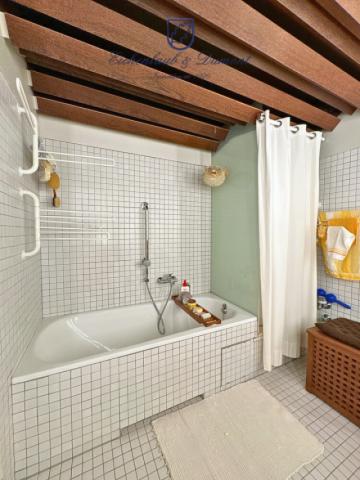 Badewanne und Dusche