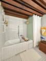 Badewanne und Dusche