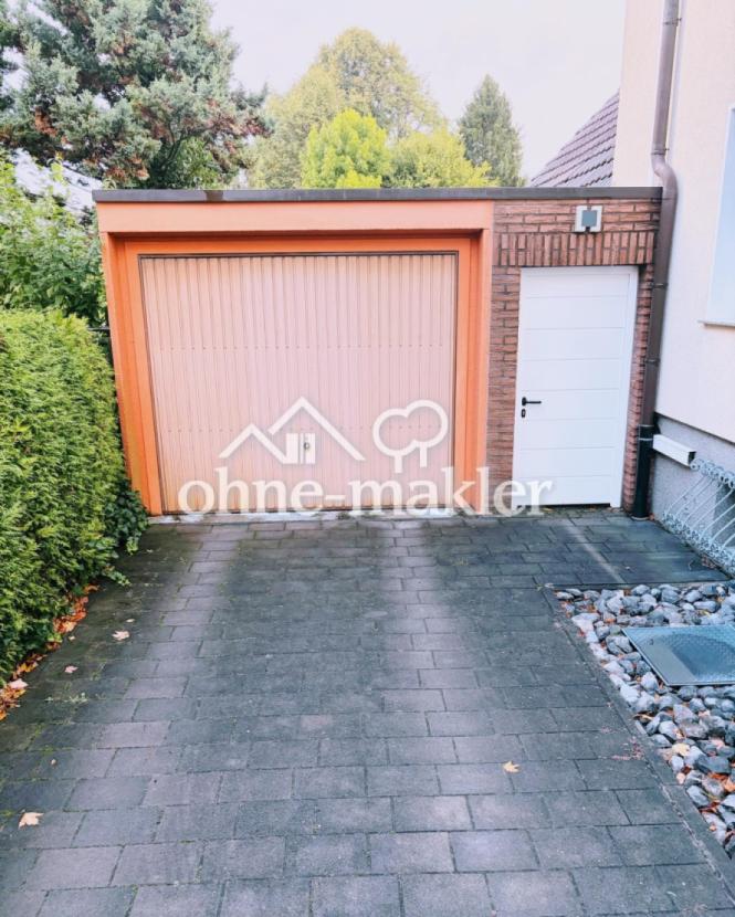 Garage und Zufahrt