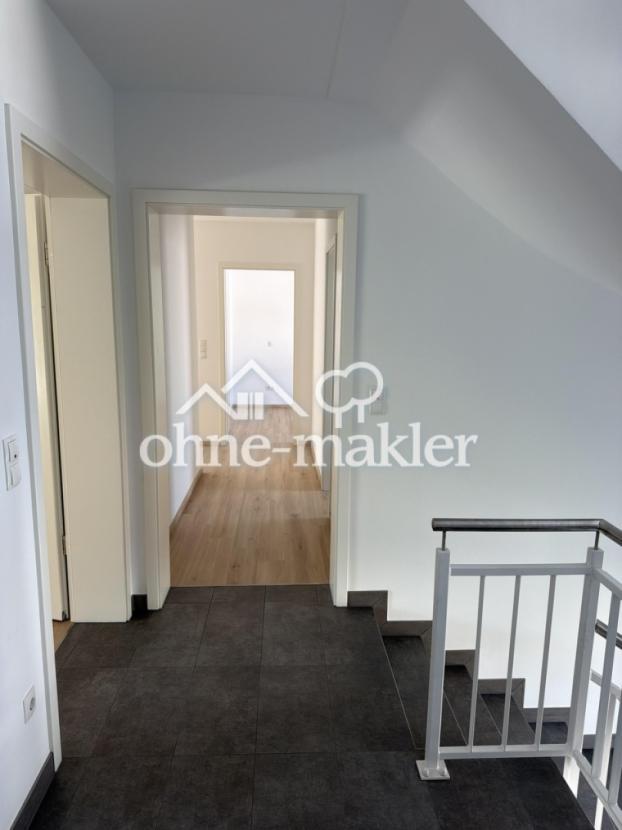 Flur DG Blick Wohnungseingang