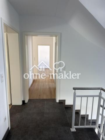 Flur DG Blick Wohnungseingang