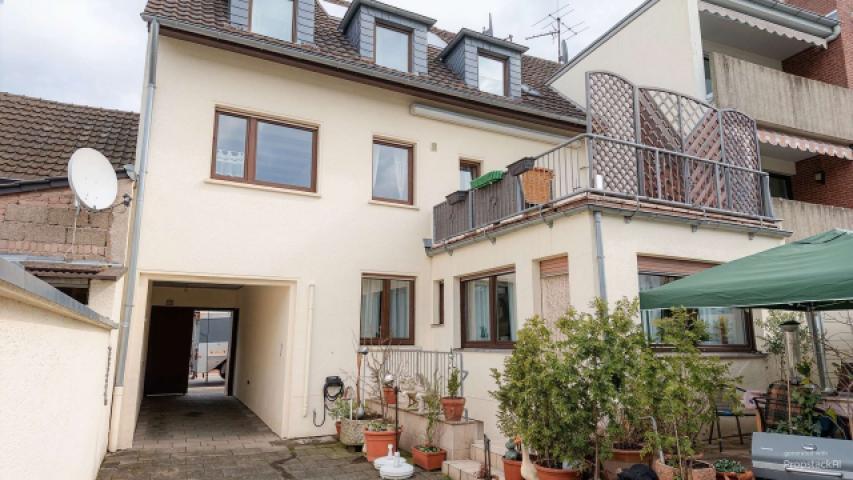 Innenhof Blick auf Haus und Solaranlage 