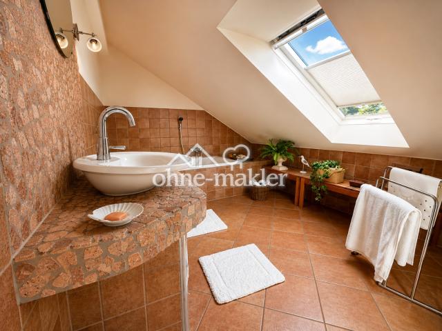 Bad mit Badewanne im OG