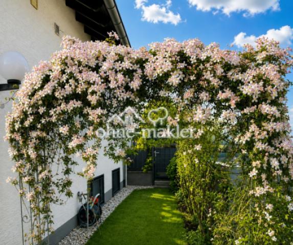 Blühender Gartenbogen