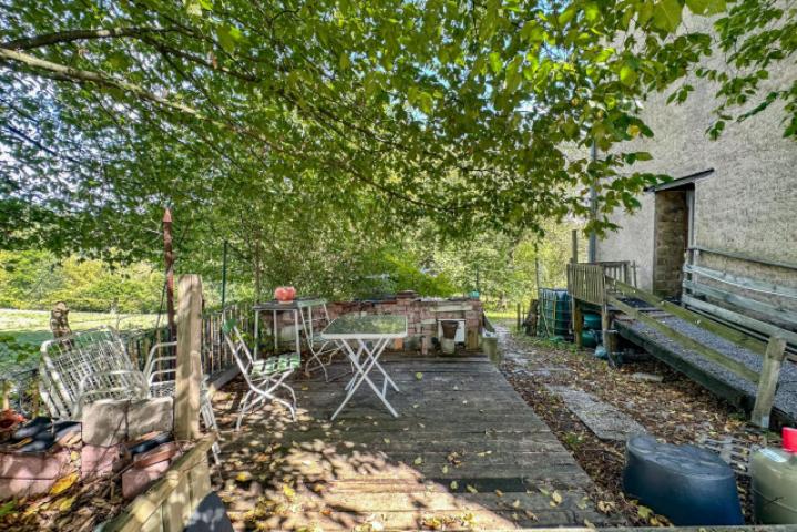 Gartenfläche entlang der linken Hausseite