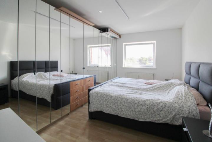 Schlafzimmer OG links