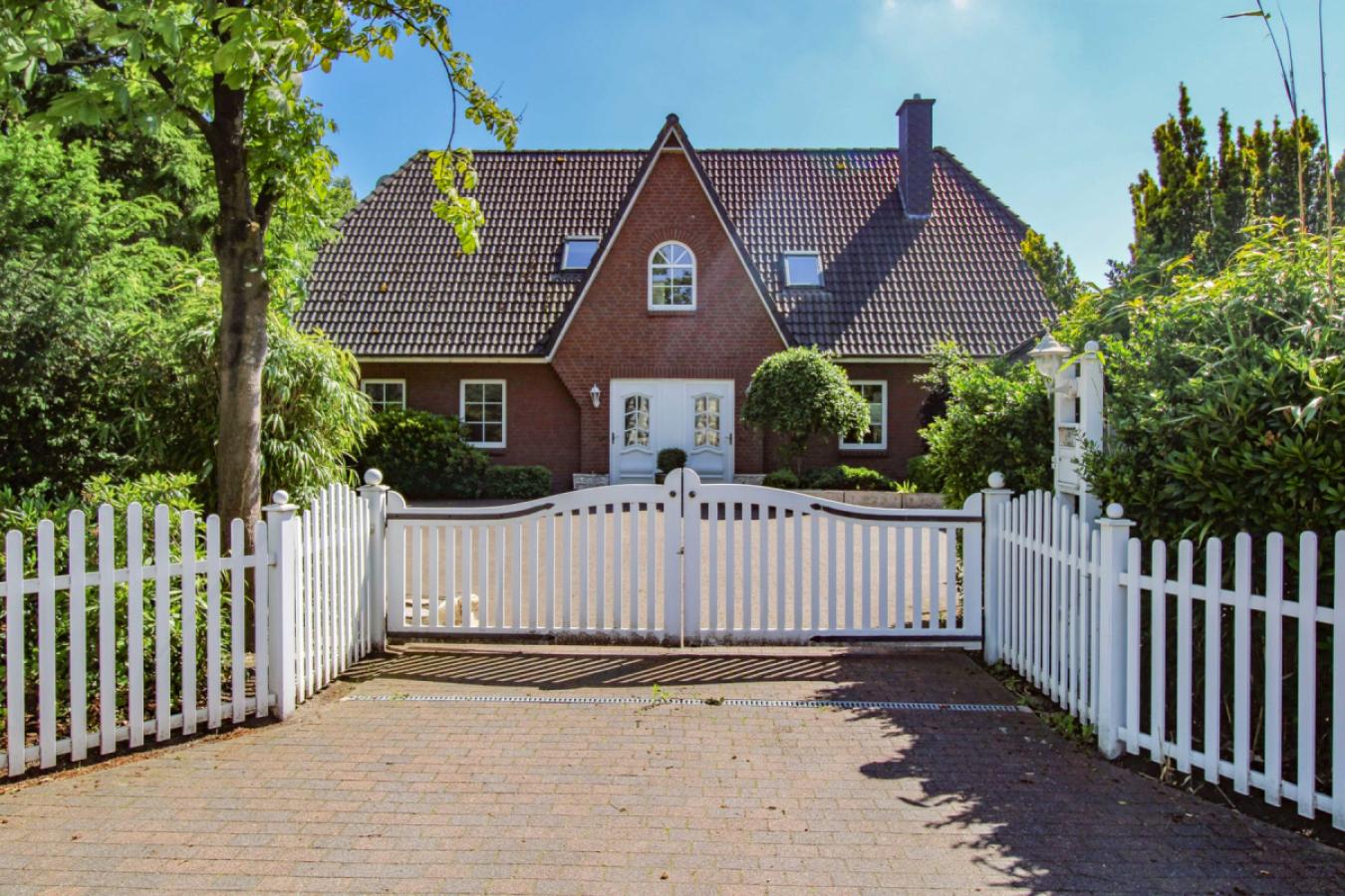 Straßenansicht mit elektr. Tor