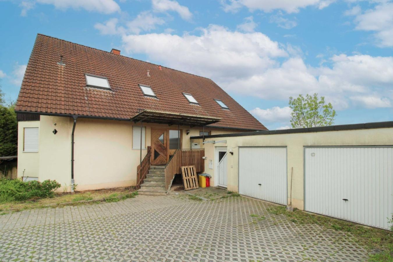 Haus mit Garagen