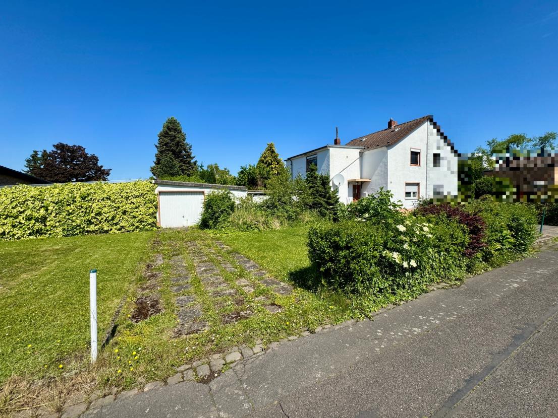 Ansicht mit Garage