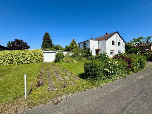 Ansicht mit Garage