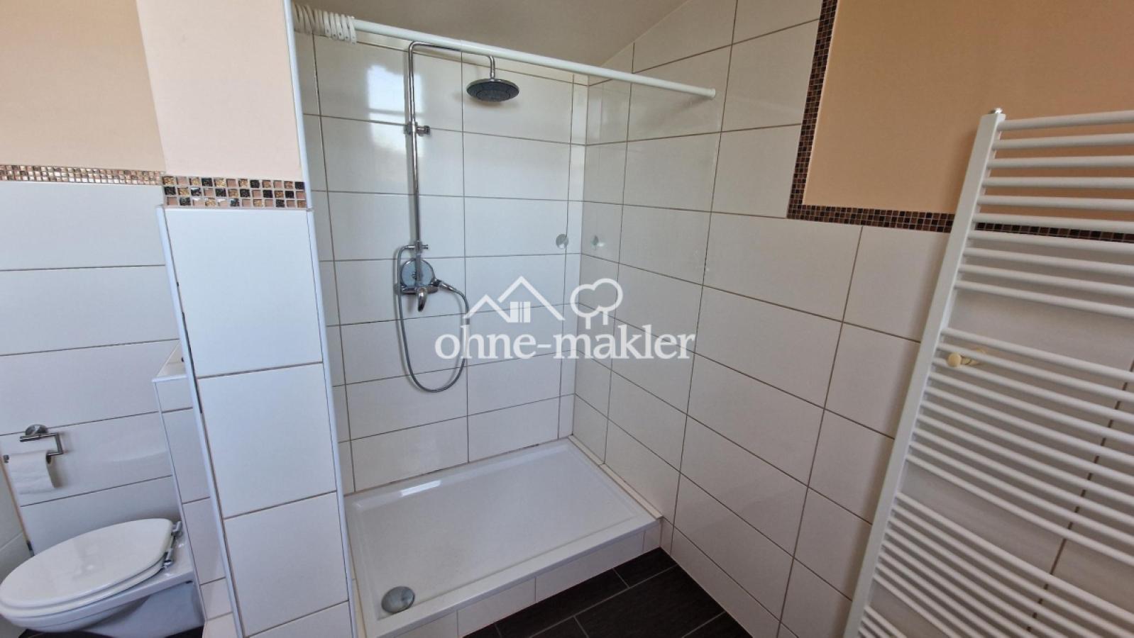 Bad mit großer Dusche