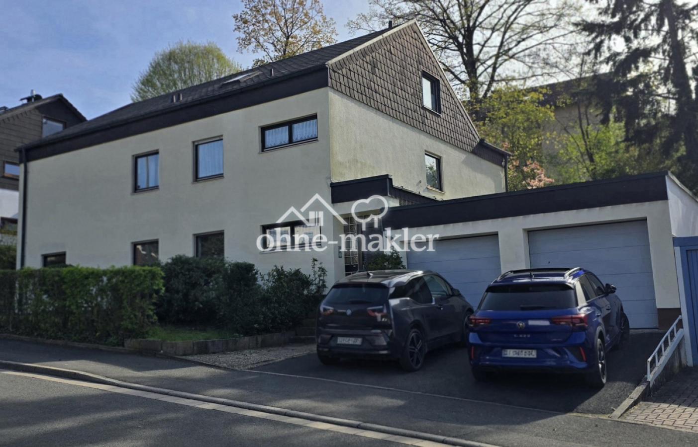 Vorderseite mit Doppelgarage