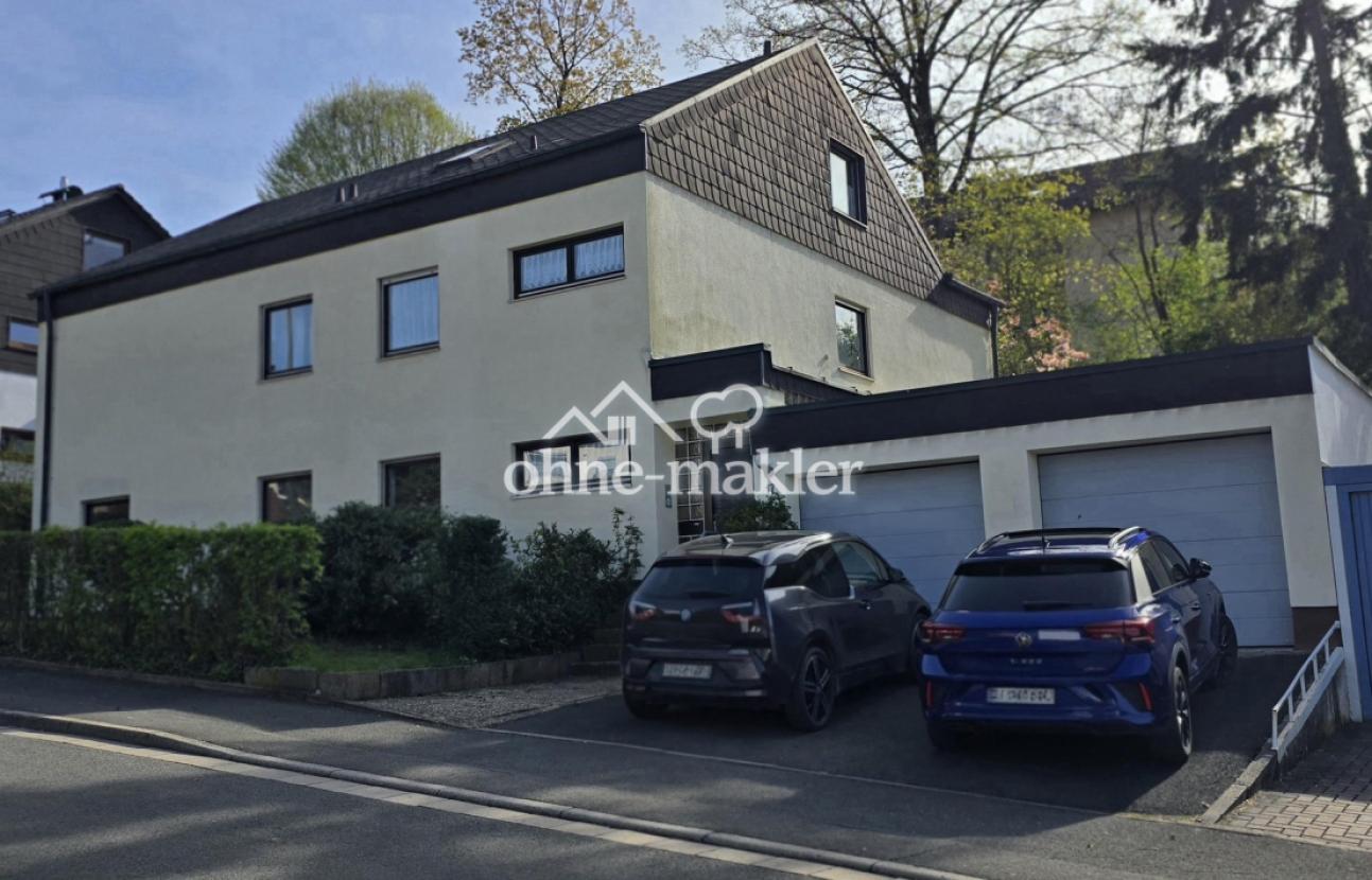 Vorderseite mit Doppelgarage
