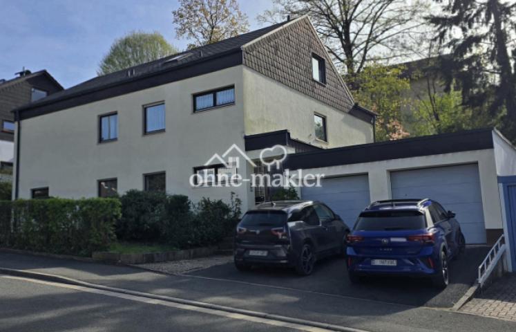 Vorderseite mit Doppelgarage