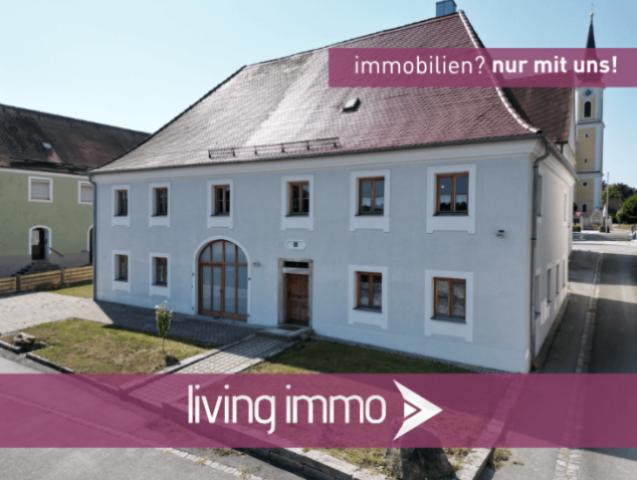 Außenansicht mit Logo