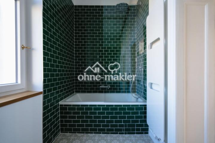Badewanne und Regendusche
