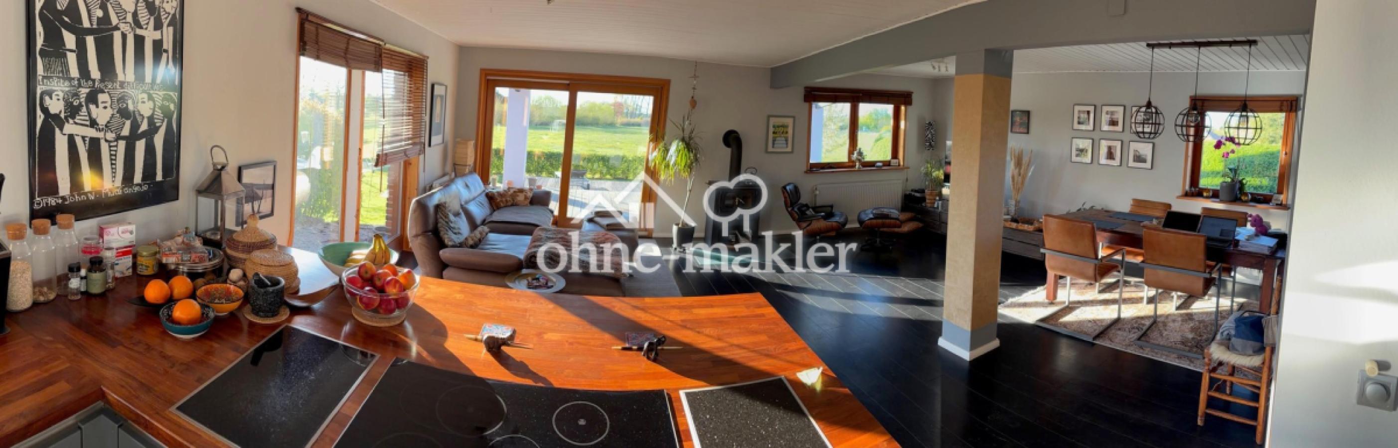 Blick von Küche ins Wohnzimmer