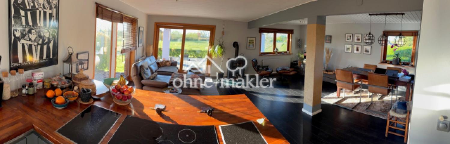 Blick von Küche ins Wohnzimmer