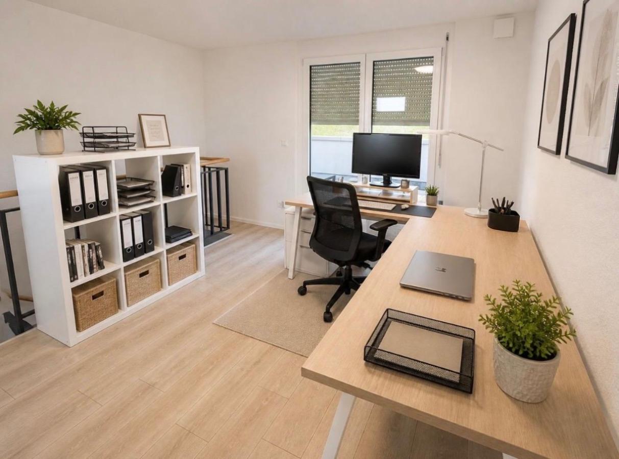 Bürozimmer mit Balkon 2.OG