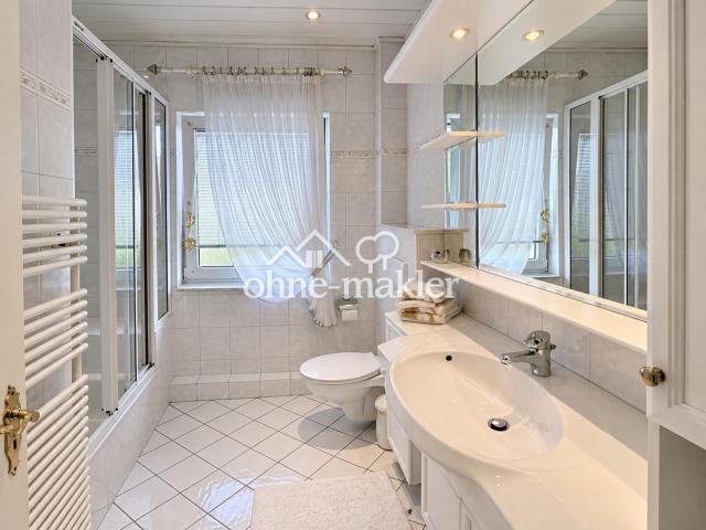 Badezimmer mit Fenster