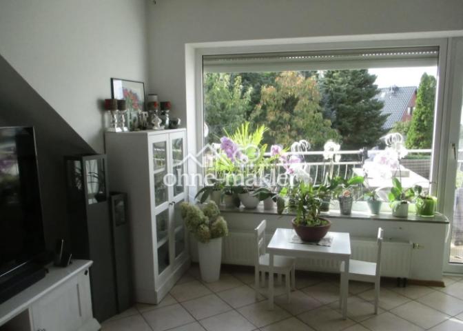 Blick Wohnzimmer auf Balkon 