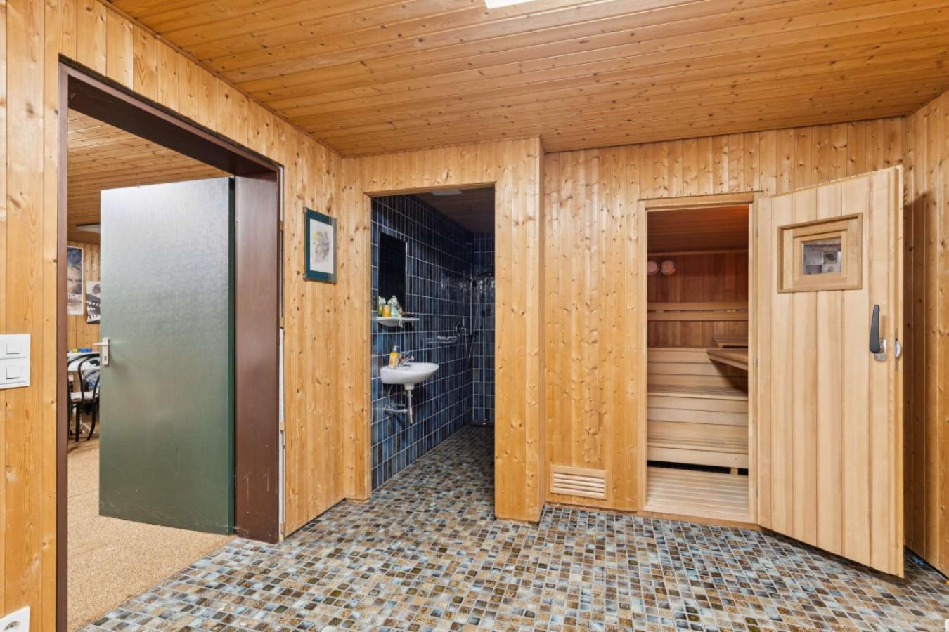 Wellness mit Blick auf Sauna und Dusche