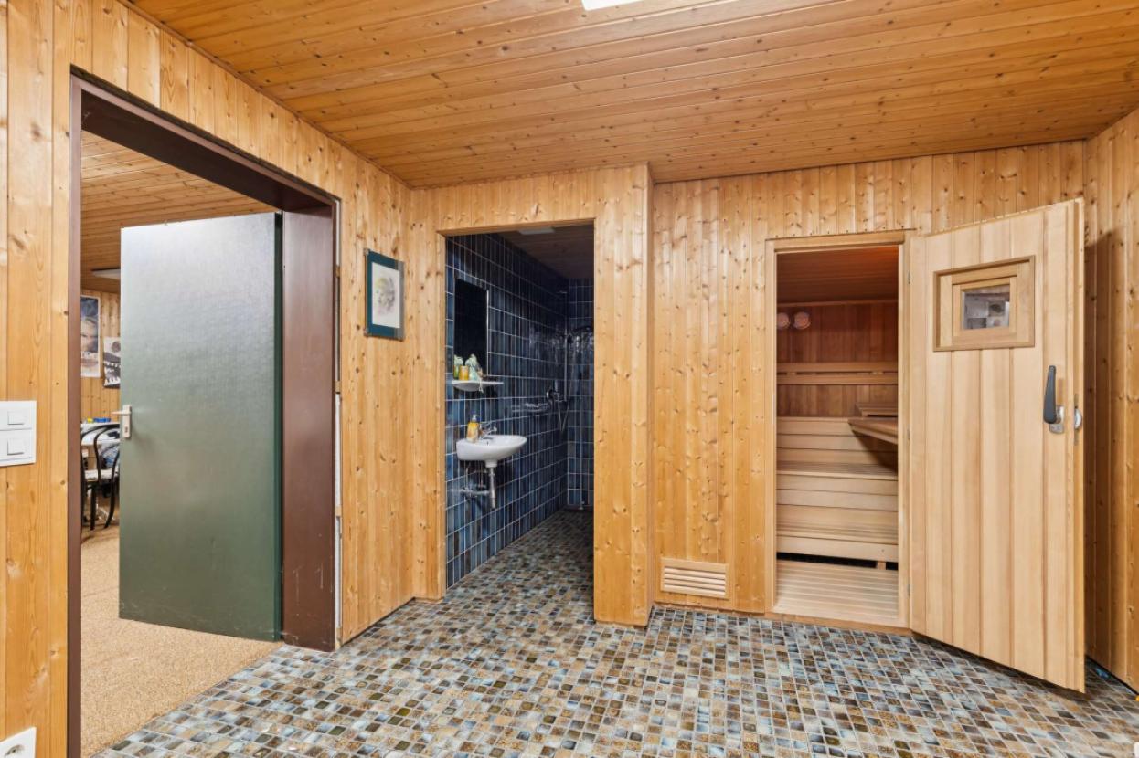 Wellness mit Blick auf Sauna und Dusche