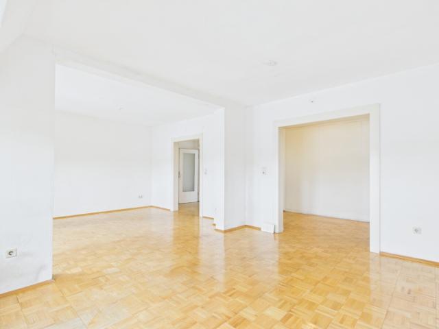 Wohn-Esszimmer Blick zu Wohnungseingang