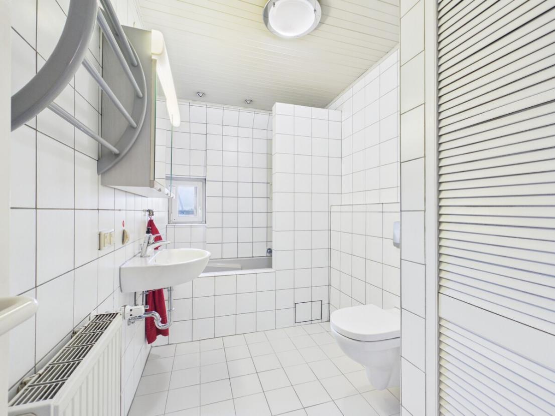 Badezimmer mit Badewanne zum Duschen