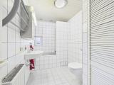 Badezimmer mit Badewanne zum Duschen