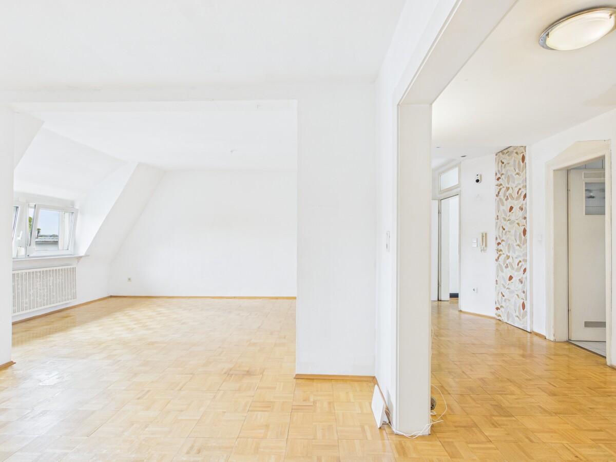 Im Eszimmer Blick zu Flur und Wohnungseingang