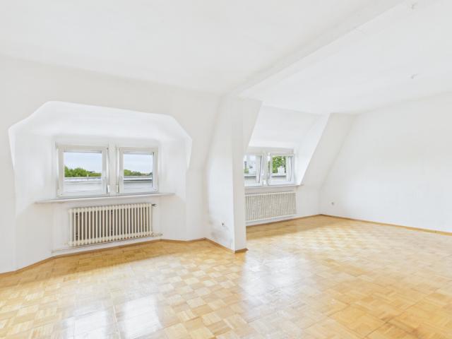 Wohn- Esszimmer Blick zu Fenster Straßenseite