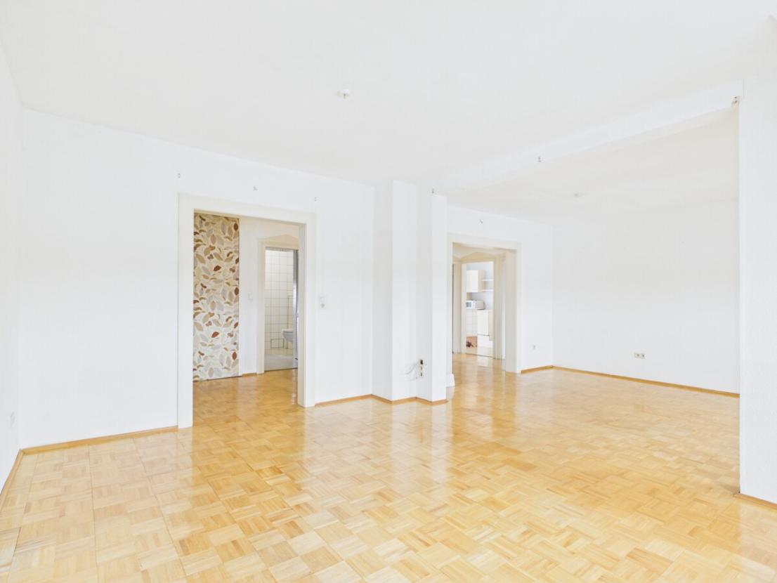 Wohn- Esszimmer blick auf Küche und Bad
