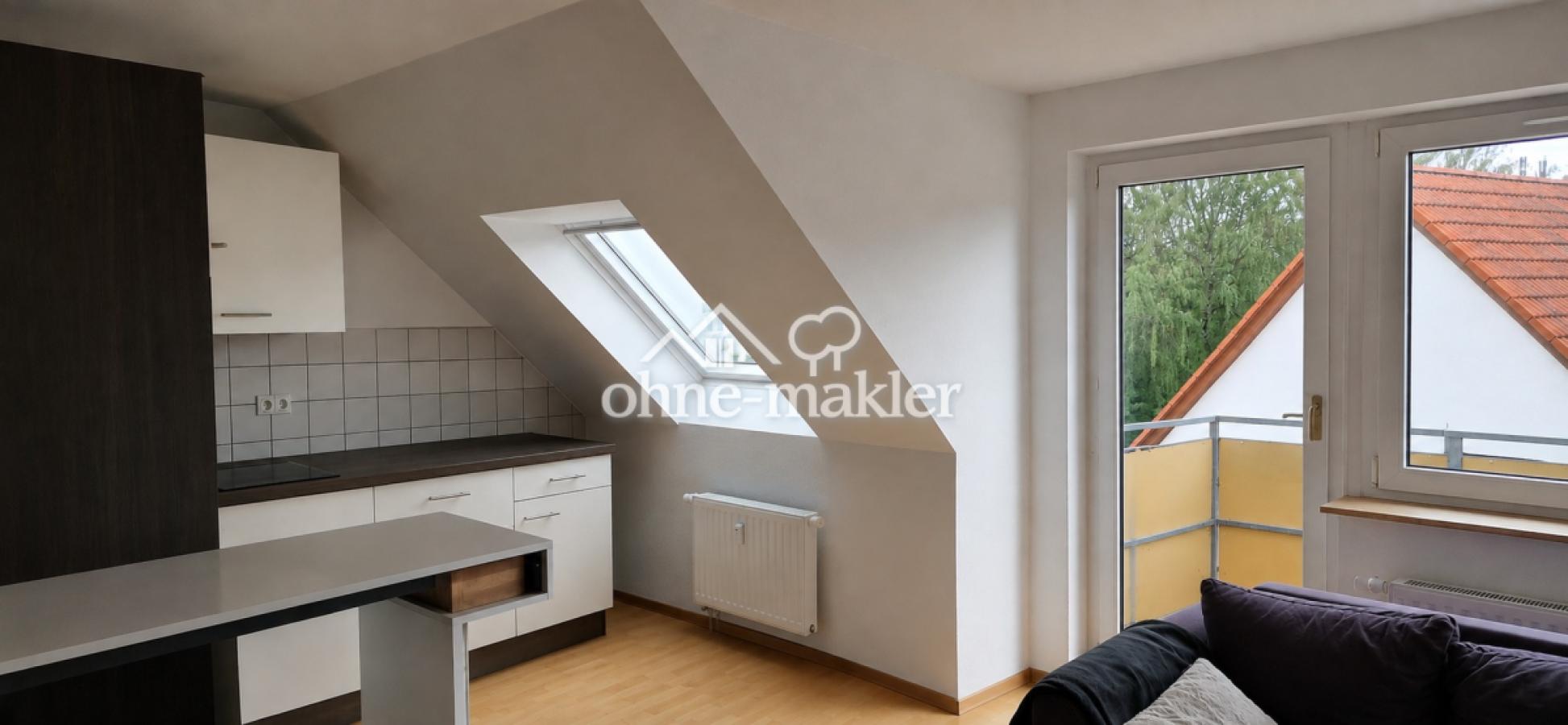 Wohnzimmer mit offener Küche
