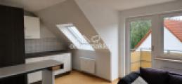 Wohnzimmer mit offener Küche