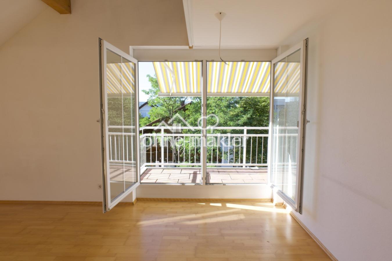 Wohnzimmer + Balkon