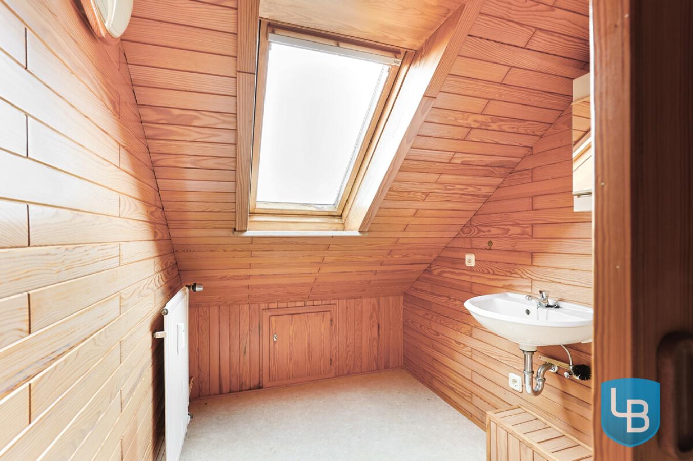 Separate Toilette im Dachboden