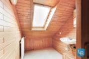 Separate Toilette im Dachboden