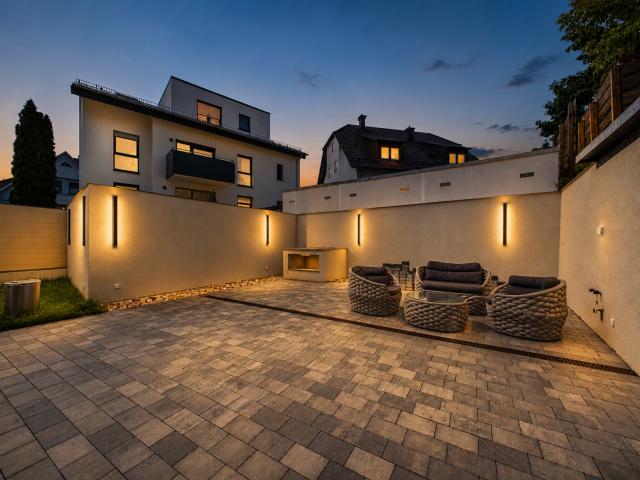 Terrasse bei Abendlicht