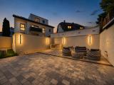 Terrasse bei Abendlicht