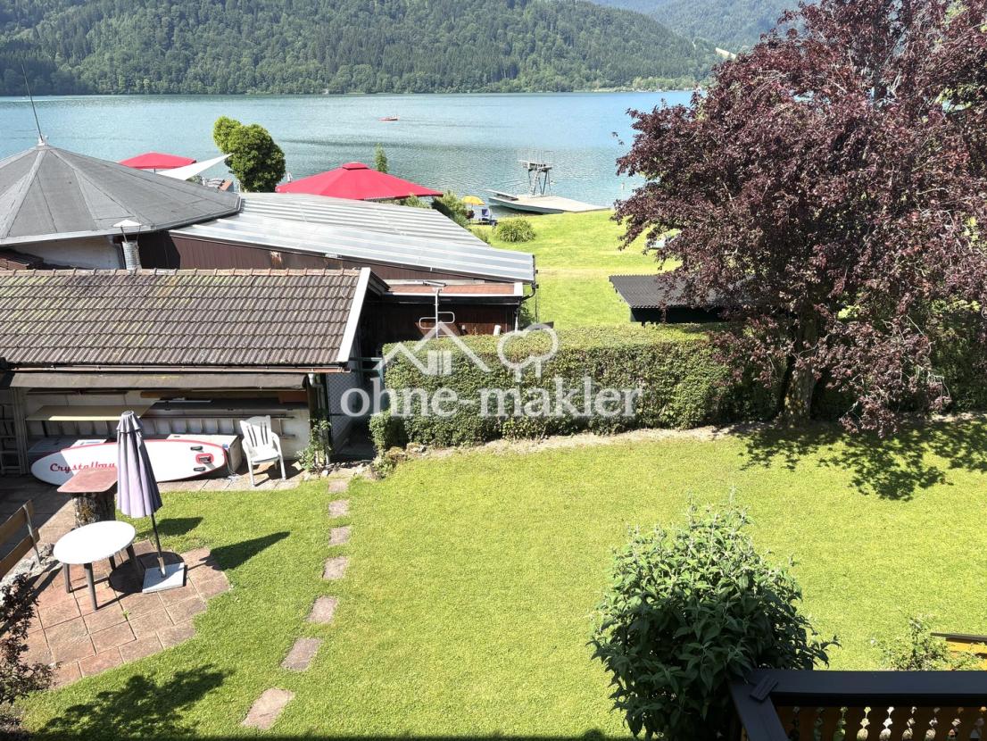 Weg durch den Garten zum See u