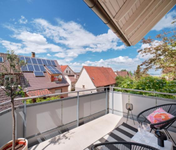 Sonniger Balkon mit Blick ins Umfeld