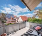Sonniger Balkon mit Blick ins Umfeld