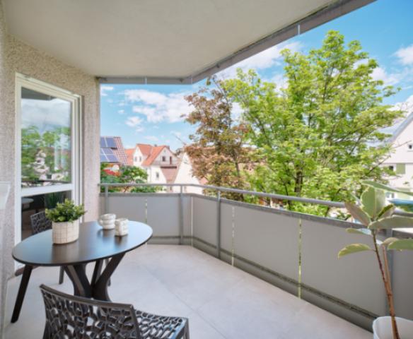 Sonniger Balkon mit Blick ins Umfeld
