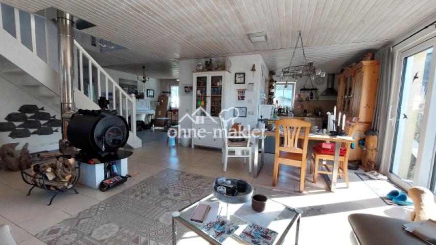 offener Wohnbereich mit Kamin 